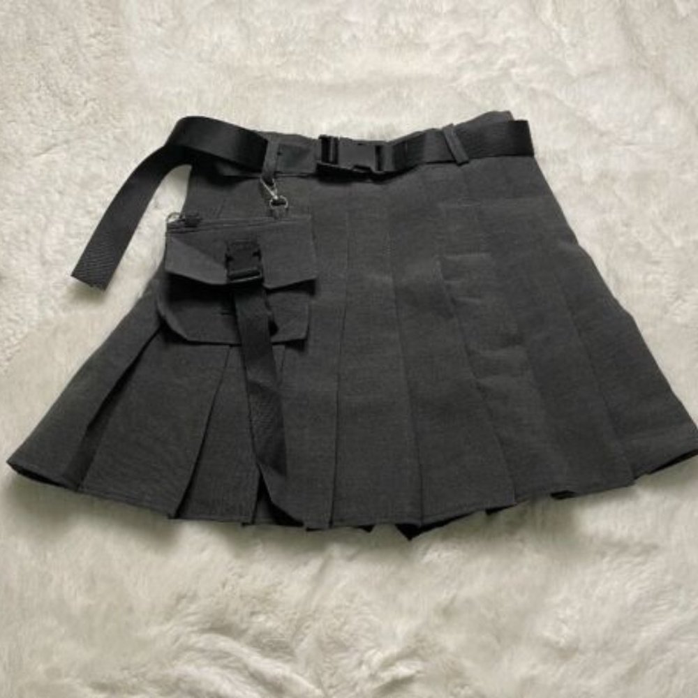 Gray pleated skirt with buckle belt and accessory